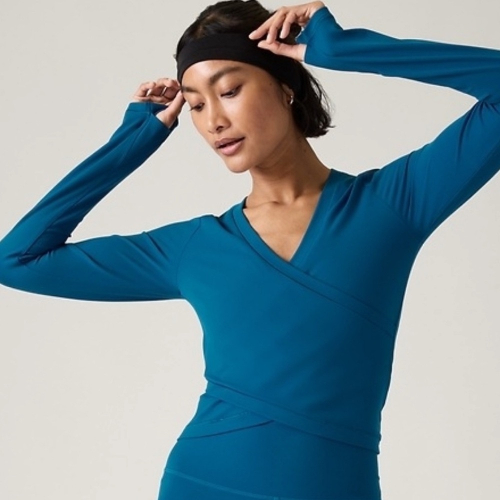Athleta transcend Blue Wrap Top size medium